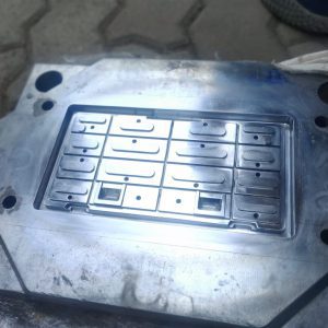 Plastic injection molding die